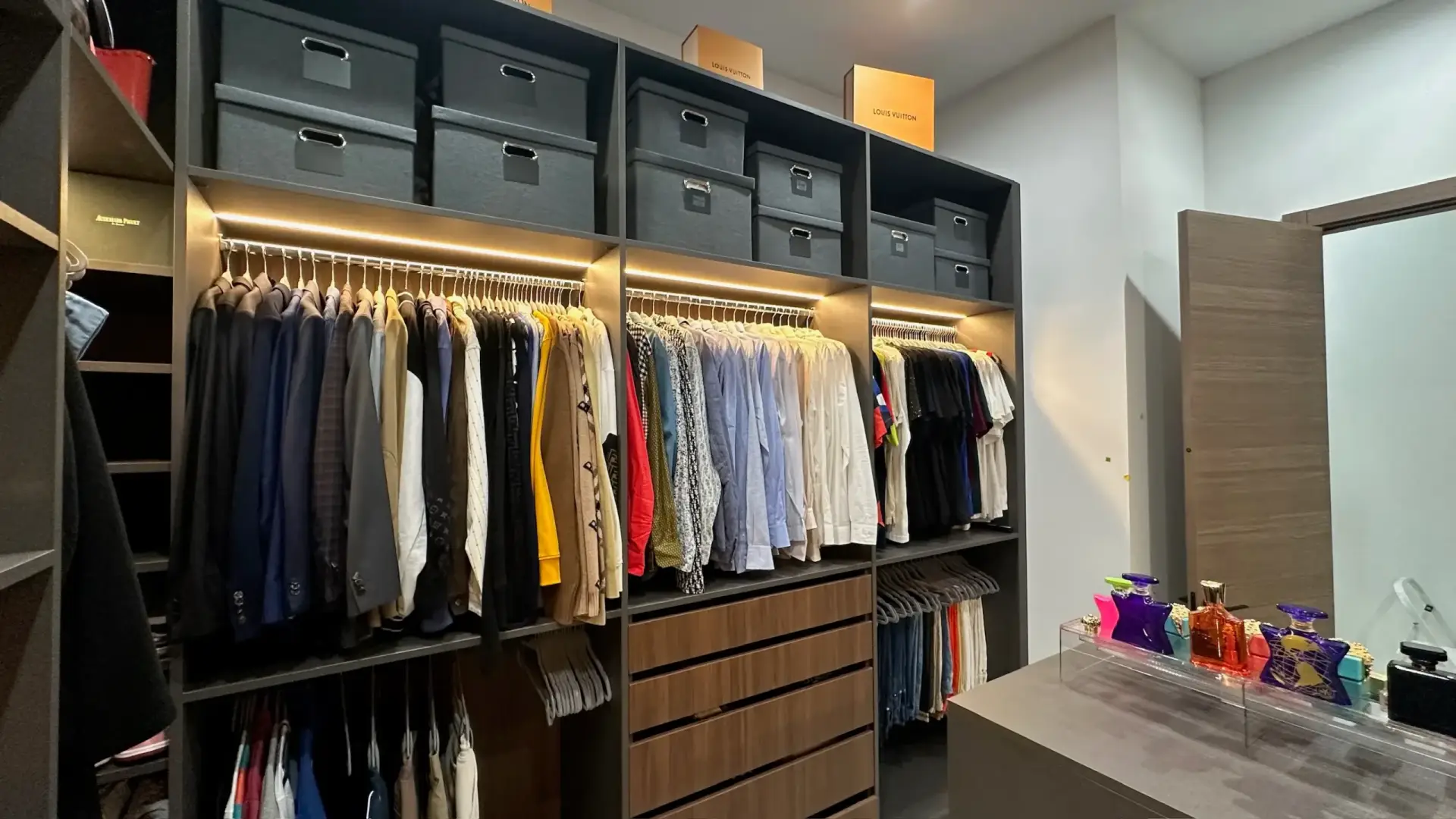 Bodega organizada con cajas etiquetadas